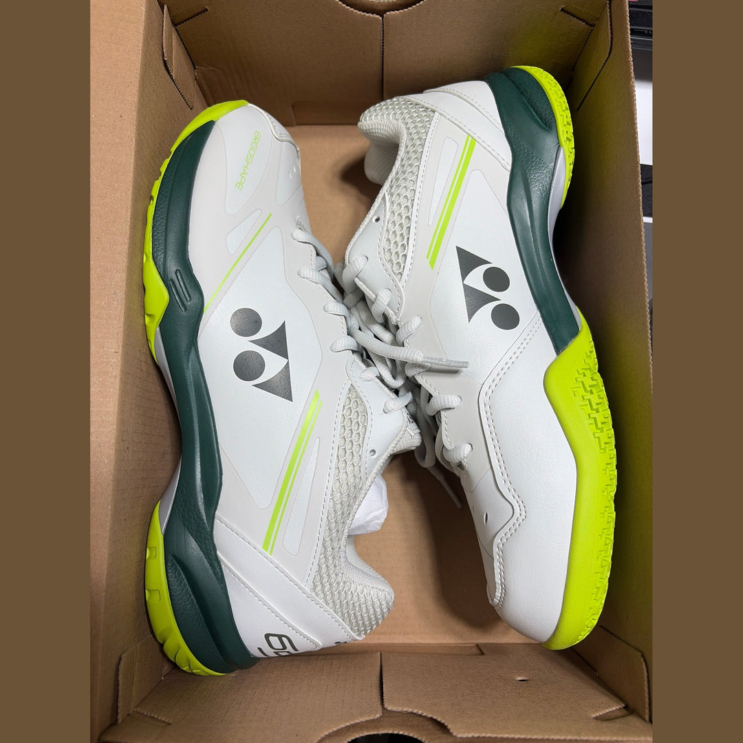 Yonex Power Cushion 65 X VA outsole and court grip detail
