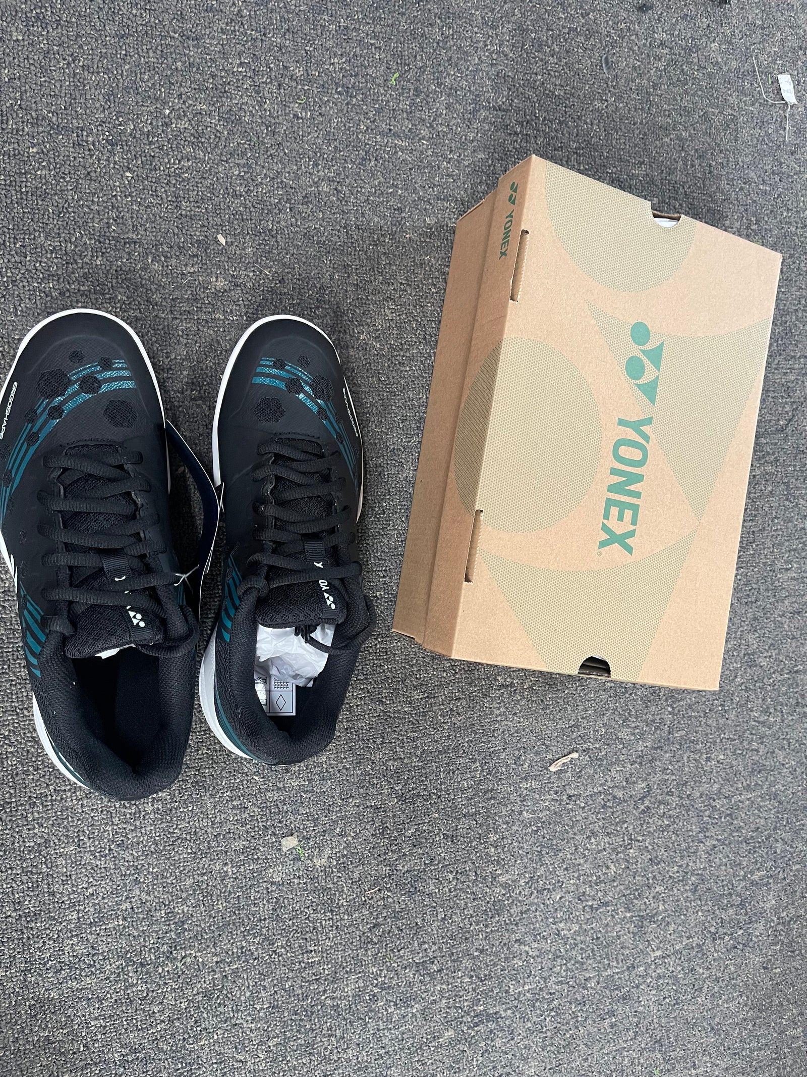 YONEX Power Cushion Strider Beat SHBSB1EX Black/White badminton shoes